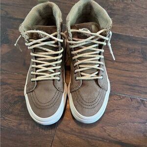 High top Vans barely worn in good condition
